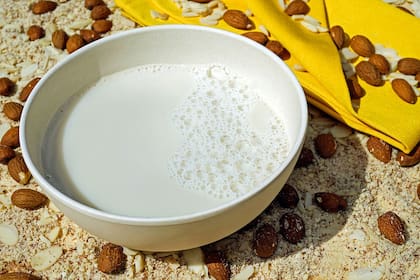 Podés elaborar vos misma la leche de almendras