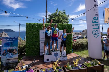 Podio masculino: Matías Campi, Tomás Omaechevarría y Matthew Leatherbee celebran su triunfo en una jornada de pura exigencia.