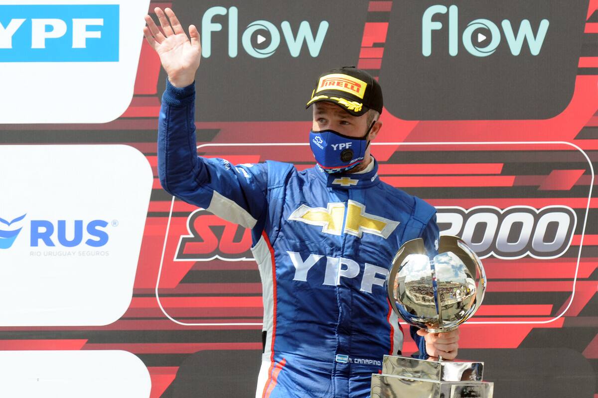 Podio y trofeo para Agustín Canapino, ganador del Super TC2000 en el Gálvez