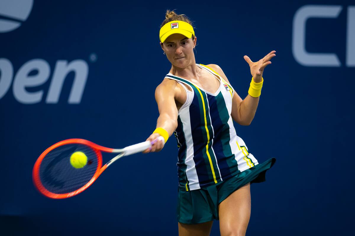 Podoroska en el US Open: los ojos bien abiertos, el gesto técnico impecable de la rosarina para impactar la pelota de drive; perdió en la primera ronda de singles, pero está en un proceso de regreso tras las lesiones que la mortificaron