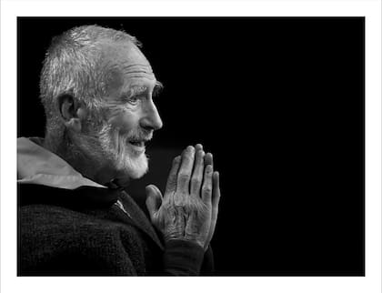 "Podríamos tener cualquier cosa que deseemos profundamente en este mundo, pero si no podemos estar agradecidos de tenerlo, no podremos ser felices", dice David Steindl Rast