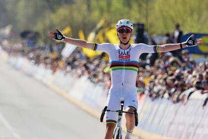 Pogacar gana el Tour de Flandes con otro ataque en solitario
