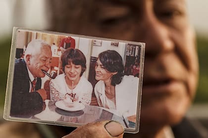 Poggi con el retrato de su familia