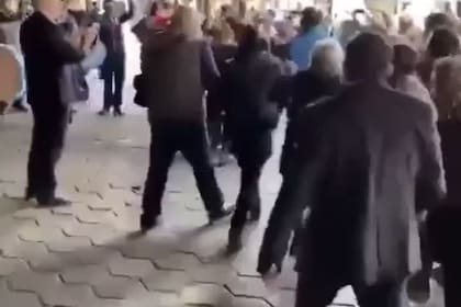 "Pogo peronista" en el traspaso de mando de Gollán a Kreplak