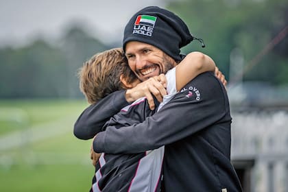 El abrazo emocionado a su padre.