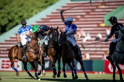 Juano Britos (casco verde), que maniobra entre Facundo y Gonzalito Pieres, tuvo una gran actuación en La Dolfina Polo Ranch