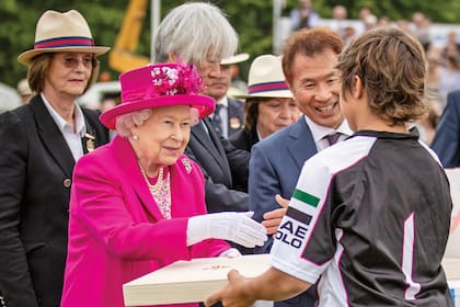 El hijo del polista de alto handicap homónimo y de la ex modelo Loli López ganó la tradicional Windsor Royal Cup y recibió su premio de manos de la reina Isabel II