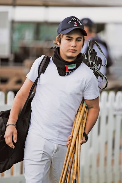 Concentrado, Lucas se dirige a su palenque. A pesar de que está muy comprometido con el deporte, no descuida los estudios. En Argentina es alumno del colegio Silos de Cañuelas, y en el Reino Unido, Joaquina Ulloa, prima de Hilario, lo ayuda a estar al día con el plan escolar.