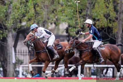 "Pepe", en un ataque de Chapaleufú, este viernes en la cancha 2 de Dorrego y Libertador; la caída por 12-8 a manos de La Esquina dejó sin chances al único Heguy que aspiraba a ser protagonista este año.