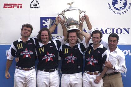 Eduardo, Ignacio y Alberto (h.), campeones en 2000 frente a La Dolfina, junto a Milo Fernández Araujo (izquierda) y el director técnico Daniel González.