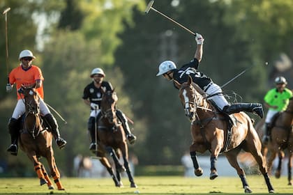 Nicolás Pieres se apresta a pegar, ante su primo Pablo y De Lusarreta, en un cruce que se repetirá este sábado por el Abierto de Hurlingham; el naranja tuvo un flojo rendimiento en aquella semifinal de Tortugas, que sería su último compromiso en Las Monjitas antes de que lo desvincularan.