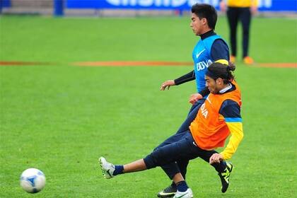 Pol, de pechera azul, va a la marca de Erviti