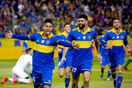 Pol Fernández festeja el gol de Boca y sus compañeros se acercan a festejar