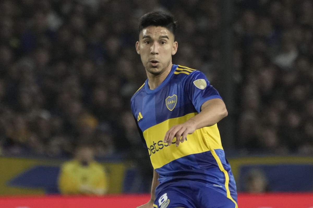 Pol Fernández, uno de los futbolistas más valorados por Almirón en Boca; no es volante central, pero el DT confía en él