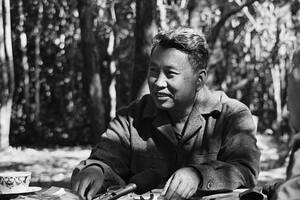 Pol Pot, líder de los Jeremes Rojos, en una entrevista que concedió a ABC News en la jungla del norte de Camboya, en 1980