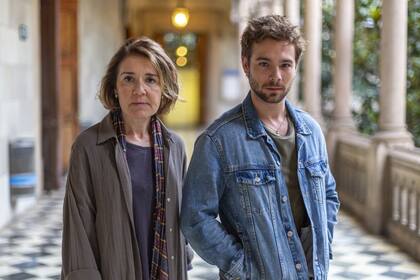 Pol Rubio junto a su nueva profesora de filosofía, María Bolaño (María Pujalte)