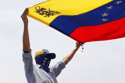 Polarización ideológica, papel desdibujado de la diplomacia multilateral, noticias falsas: la trágica situación que atraviesan los venezolanos encarna muchos de los cambios que hoy desvelan a Occidente