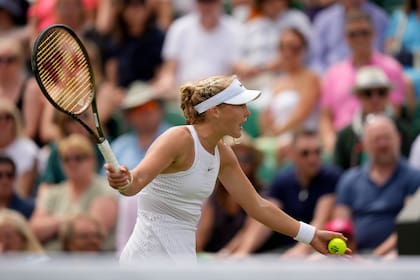 Polémica en Wimbledon: la tenista rusa Mirra Andreeva tratando de explicarle a la umpire Louise Azemar Engzell que no tuvo intención de golpear el césped con la raqueta, acción que le valió varias sanciones