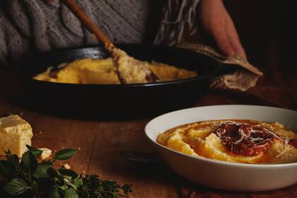 Polenta cremosa con tuco y queso.