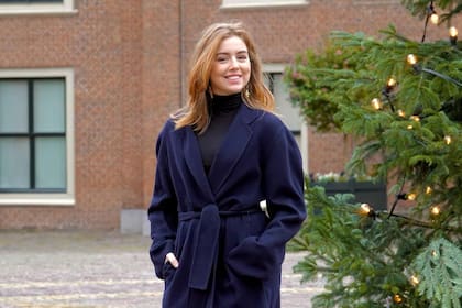 Polera, abrigo tipo bata y pendientes para Alexia, la más fashionista de la familia real holandesa. El tapado fue usado anteriormente por Máxima y Amalia.