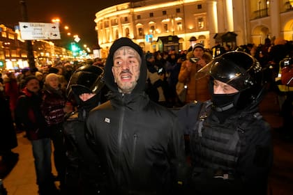 Oficiales de policía detienen a un manifestante durante una concentración en San Petersburgo, Rusia, luego del ataque de Rusia a Ucrania