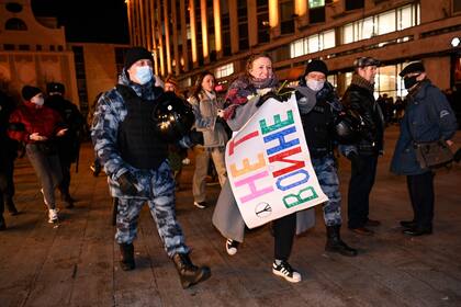 Agentes de policía detienen a una mujer durante una protesta contra la invasión rusa de Ucrania en Moscú