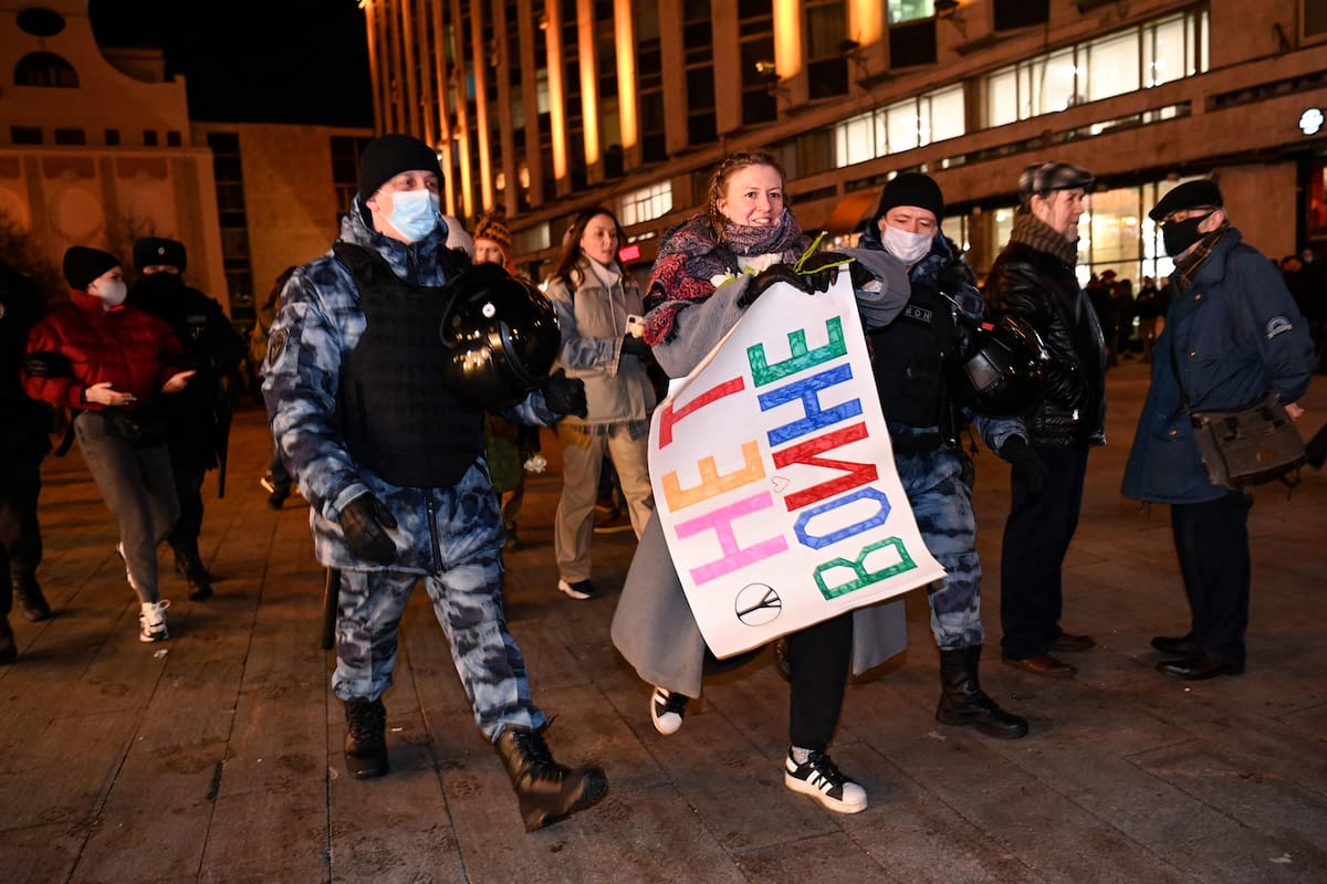 Police officers detain a woman during a protest against Russia's invasion of Ukraine in Moscow on February 24, 2022. - Russian President Vladimir Putin launched a full-scale invasion of Ukraine on Thursday, killing dozens and triggering warnings from Western leaders of unprecedented sanctions. Russian air strikes hit military installations across the country and ground forces moved in from the north, south and east, forcing many Ukrainians flee their homes to the sounds of bombing. (Photo by Kirill KUDRYAVTSEV / AFP)