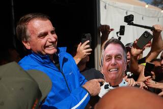 Policía brasileña busca armas en casa donde Bolsonaro cumple prisión domiciliaria