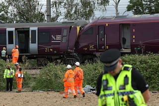 Policía británica investiga choque de trenes que dejó un muerto y nueve heridos de gravedad