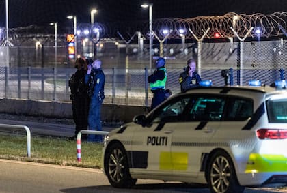 Policía danesa patrulla en un aeropuerto de Copenhague, Dinamarca, el lunes 22 de septiembre de 2025. (Steven Knap/Ritzau Scanpix via AP)