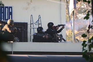 Policía de Guatemala libera rehenes en prisión mientras ataques matan a tres agentes