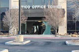 Policía de Idaho busca a sospechoso que robó una ambulancia y la chocó contra edificio del DHS