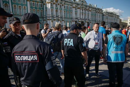 Policia de la ciudad y federal con apoyo de la policia rusa custodian el Banderazo de hinchas argentinos en San Petersburgo