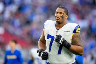 Policía de Los Ángeles arresta al tackle de los Rams Alaric Jackson por violencia doméstica