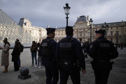 Policía de París admite fallos graves de seguridad tras robo en el Louvre