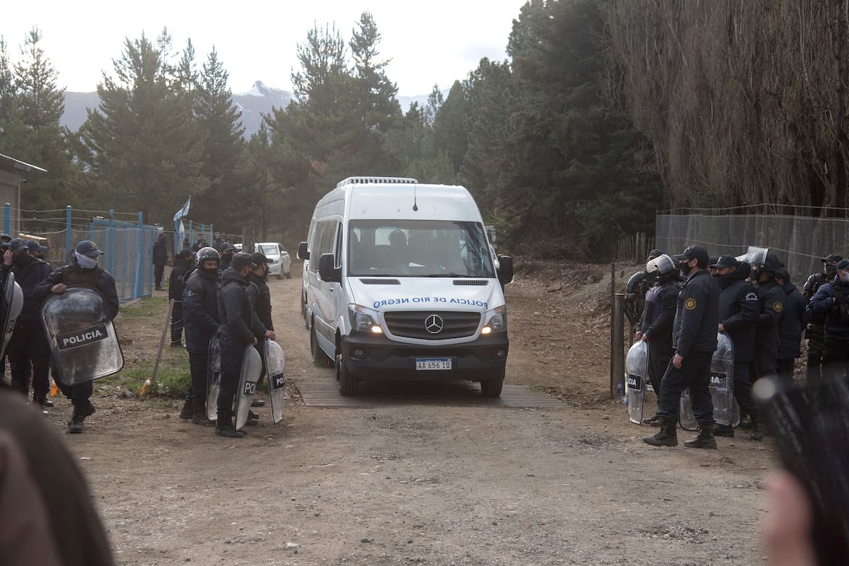 Policía de Río Negro custodia la tranquera de entrada hacia el lugar donde un grupo mapuche busca instalarse y mantiene cercada a una familia.