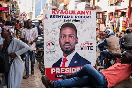 Policía de Uganda detiene a aliado clave de candidato opositor tras elecciones presidenciales