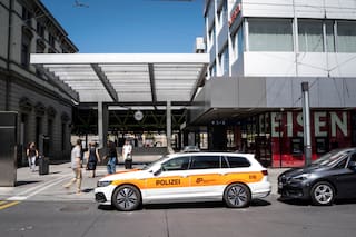 Policía dice que un hombre apuñaló e hirió a tres en estación de tren en Suiza antes de ser arrestado