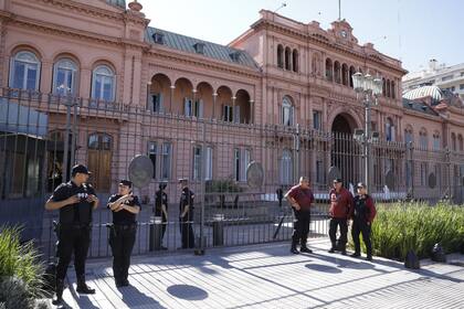 Policía en los alrededores de la Casa Rosada por una amenaza de bomba