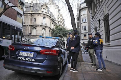 Agentes de la Policía Federal Argentina en las proximidades del departamento de Cristina Kirchner