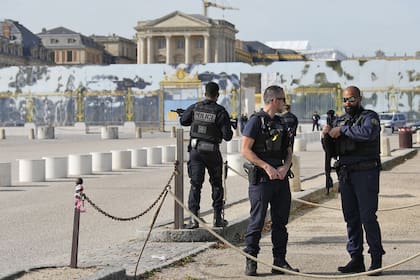 Francia: evacuaron de nuevo el Palacio de Versalles en un tenso clima de vigilancia tras varios ataques