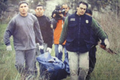 Policía lleva uno de los restos de las mujeres que se creía víctimas del loco de la ruta
