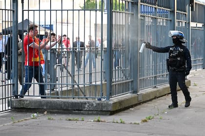 
Policía rocía hinchas con gas pimienta antes de la final de UEFA Champions League que disputarán Liverpool y Real Madrid.