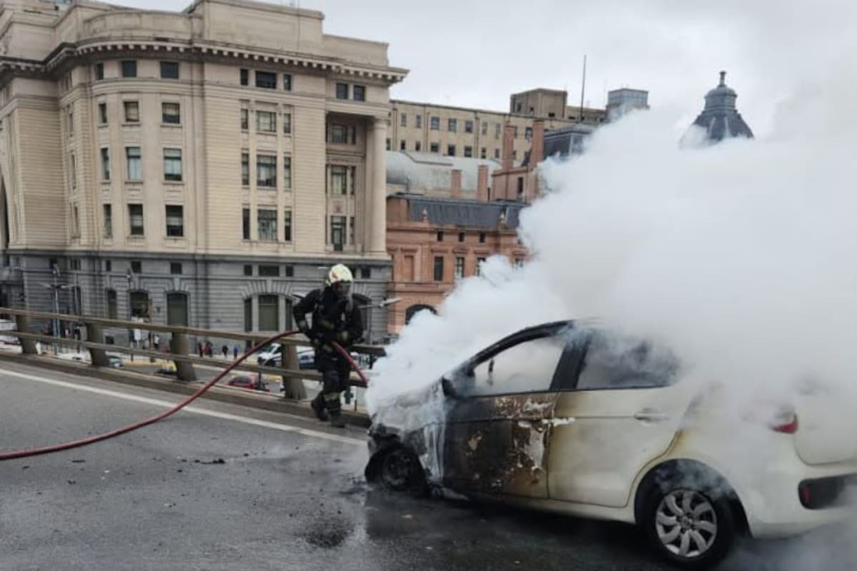 Um carro pegou fogo na rodovia 9 de Julio e causou engarrafamento
