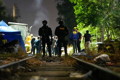 Policía y forenses trabajan en la zona donde se encontró el cuerpo del exmilitar venezolano Ronald Ojeda, secuestrado ocho días antes, en Santiago, Chile, el 1 de marzo de 2024.