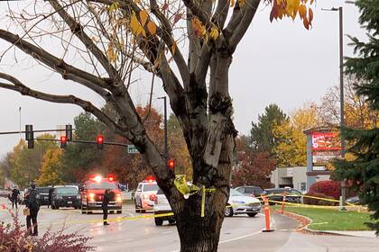 Policías acordonan una calle fuera de un centro comercial después de un tiroteo, el lunes 25 de octubre de 2021, en Boise, Idaho. (AP Foto/Rebecca Boone)