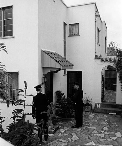 Policías afuera de la casa de Nick en Torquay, poco después de lo que sucedió