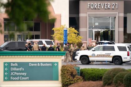 Policías afuera del centro comercial Columbiana Center en Columbia, Carolina del Sur, luego de un tiroteo, el 16 de abril de 2022. (Foto AP/Sean Rayford)