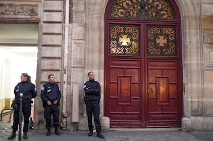 Policías afuera del lujoso apartamento donde Kim Kardashian fue asaltada a punta de pistola