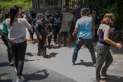 Policías antimotines enfrentan a periodistas afuera de la casa de la dirigente opositora Cristiana Chamorro